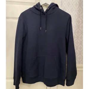 Hoodie - Marinblå hoodie i strl M från lager 157. Nästintill oanvänd, fortfarande mjuk.