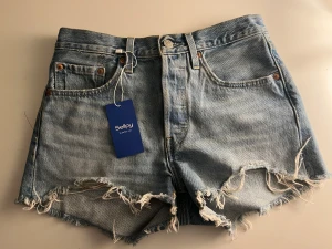 Jeansshorts  - Jeansshorts från levis. Köpte på sellpy men säljer pga lite försmå. Köpte helt nyaanvända och har ej använt de.