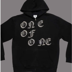 One of one hoodie - En svart slutsåld BLACK "OG" ZIP HOODIE från One Of One. Alla stenar är kvar. Skickar bild på den vid intresse. Pris kan även diskuteras vid snabb affär.