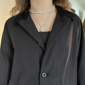 Vårjacka - Svart tunn jacka Manchester detaljer Storlek M Unisex Modell 160cm Skriv dm för frågor och bilder