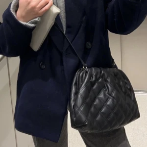 Väska  - Så snygg väska som går att ha till både vardag och fest. Jag brukar ta av banden och använda som en clutch även. 