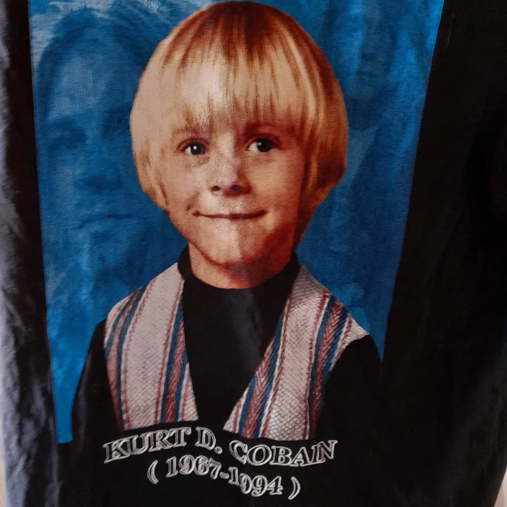 En cool annorlunda Curt Cobain T-shirt men tryck på fram och baksida, i bra skick. T-shirts.