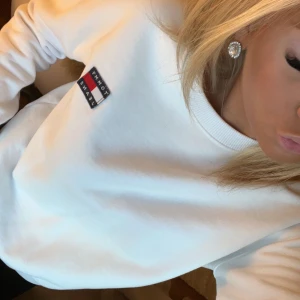 TOMMY HILFIGER SWEATSHIRT - Säljer denna vita mysiga Tommy Hilfiger sweatshirt då den inte kommer till användning🤍 nypris 1199kr, säljer för 450kr💗 storlek S