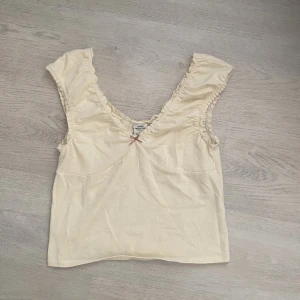 Topp - Intressekoll på denna  söta ljusgula  toppen från Urban Oufitters💗 storlek M men passar även mig som är Xs/s