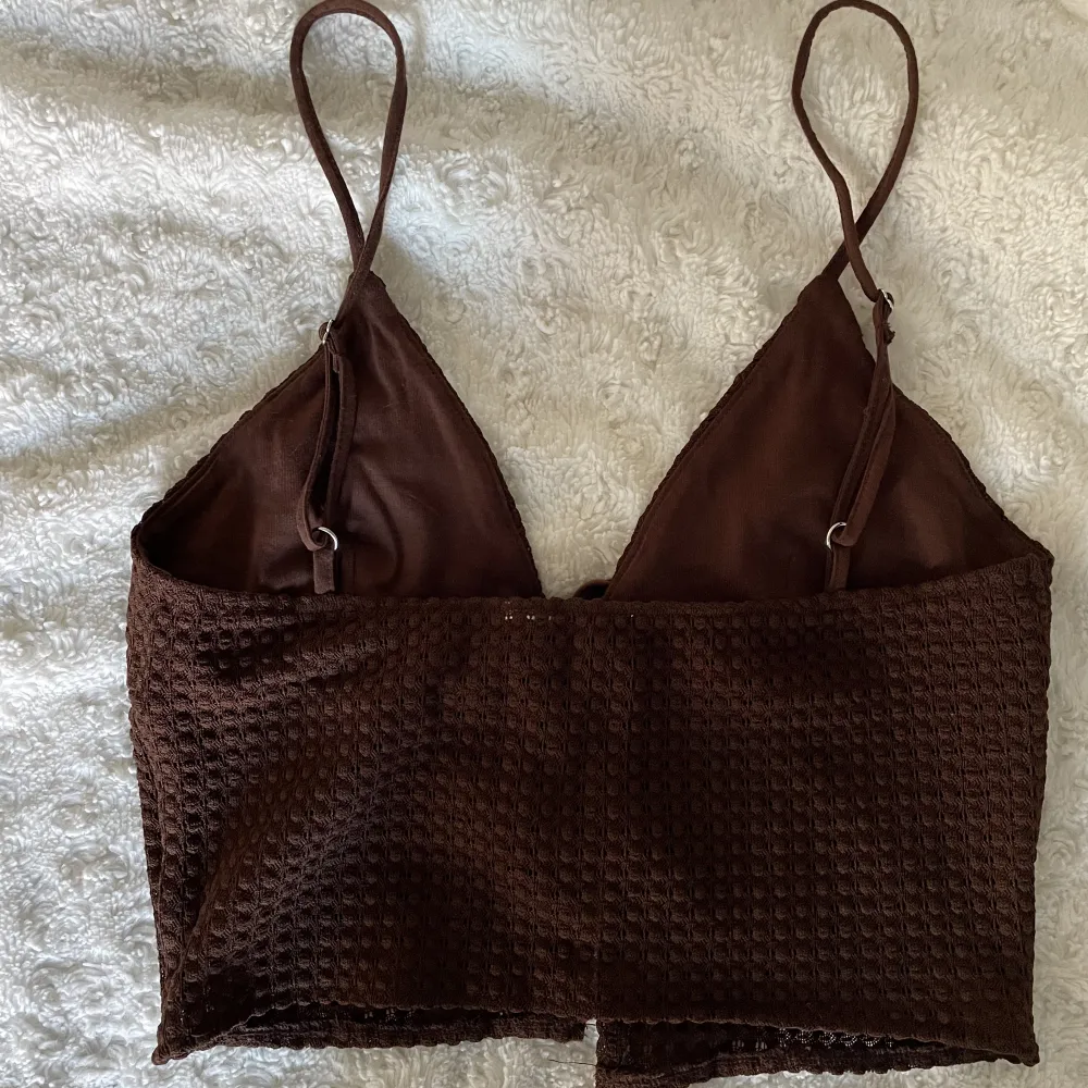 jättegulligt brun topp/linne som man knyter ihop, passar så bra på sommarn att ha över bikinitoppar eller bara som den är! passar bäst på 36/38 ♡ . Toppar.