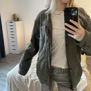 Grön Vårjacka - ÄLSKAR! Men ska flytta utomlands så behöver inte den!💖