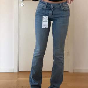 Skitsnygga bootcut jeans från zara som är lågmidjade💗slutsålda på deras hemsida!! Helt oanvända med lapp kvar i minsta storleken. De är den ljusaste färgen i denna modellen