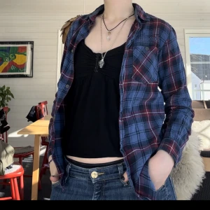 Lindex, flanellskjorta, stl 152 - En lilablårutig flanellskjorta från Lindex barnavdelning i storlek 152. Köpt för kanske 6 år sedan, är nu för liten för mig :(. Hel och fin, har såna lappar på armbågarna. 