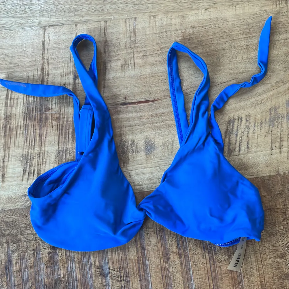 Säljer en bikini köpt från Shein. Hög underdel och lätt att knyta överdelen. Tyvärr för liten för mig. Passsr xs, s. . Asusteet.