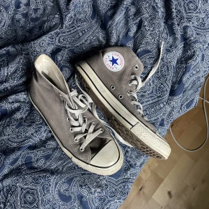 Converse  - Grå Converse, inte nyskick men dem är hela o fina. :)