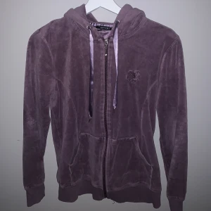 Hoodie  - Supersöt hoodie med dragkedja och fina detaljer❤️ bra skick! Stl M men liten i storleken. Sitter bra på mig som är XS-S