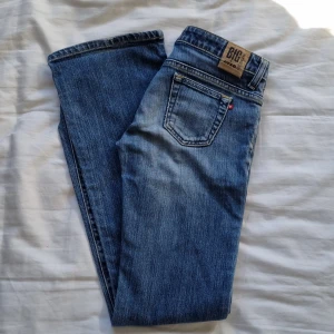 Big Star lågmidjade jeans  - Lågmidjade bootcut jeans från Big Star. Såå snygg tvätt och grymt låg midja😍 Fint skick. W26 L32. Köparen står för frakt. 
