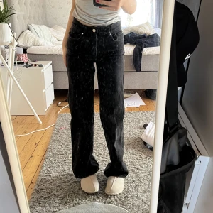 Svarta jeans - Svarta snygga jeans mid rase med väldigt bekvämt material från VERA. Passar 34 och 36. Ordinarie pris 599, säljs för 300 + frakt pris kan diskuteras 