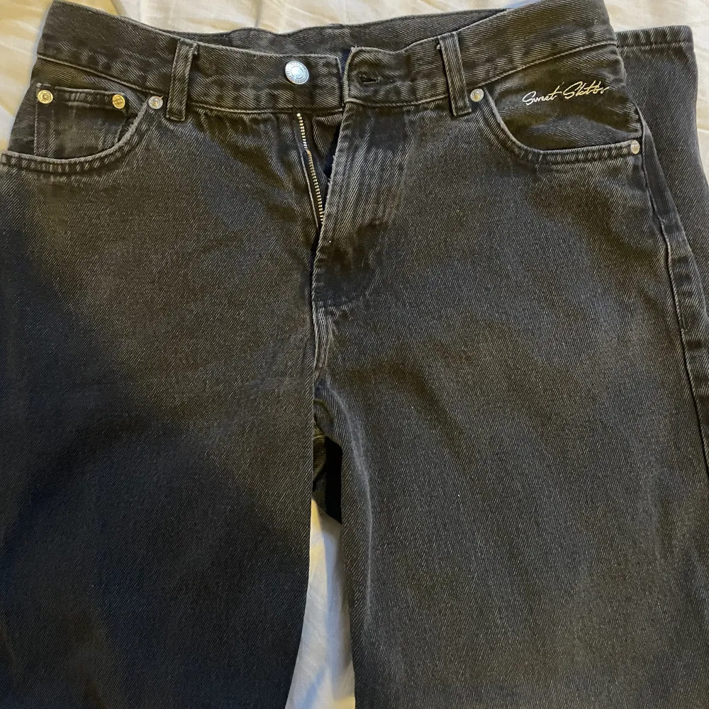 Storlek S. Inget fel på dem, har bara ändrat min stil och tycker de är för baggy för mig.. Jeans & Byxor.