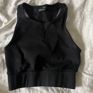 Träningsstopp  - Superfin halvlång träningstopp från Gina tricot. Använd en del men fortfarande i bra skick. Storlek xxs💕100kr+ frakt