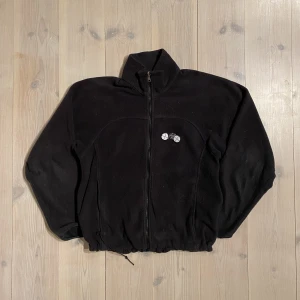 Mudg sample fleece - En 1/1  fleece från martyr underground. Riktigt snygg med rhinestones på ryggen och knappar på framsidan. 