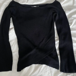 Svart tröja - Svart finstickad tröja från bikbok med lite vida armar💕