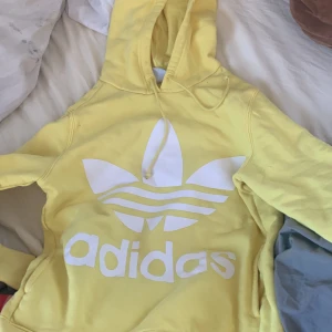 Hoodie  - Gul adidas tröja, pris kan diskuteras..