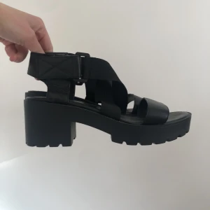 Sandaler med klack - I nyskick, har även prislappen kvar! Stått på en hylla i källaren i år så säljer dem!
