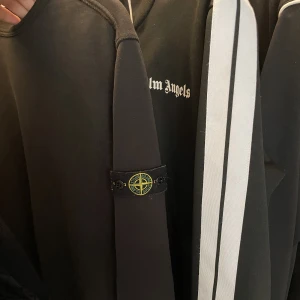 Stone island crewneck - Hej! Jag säljer nu min stone island crewneck junior i storlek 170cm då den är för liten på mig. Jag skulle säga att skicket är kanske 8,5/10. Tyvärr har jag slarvat bort kvittot då jag fick den i present, men de finns koder i tröjan som visar på äkthet👍