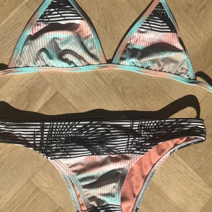 Bikini set - söt bikini från märket roxy. köpt på hawaii. bra kvalitet och söt för sommaren