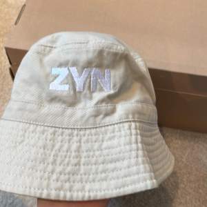 Snygg bucket hat från ZYN med grön insida  Endast testad 