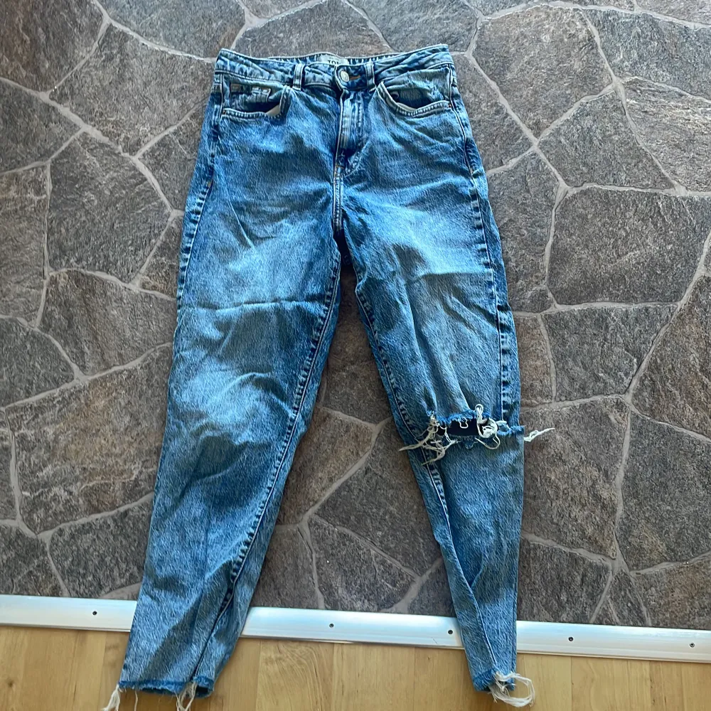 Mom jeans beställda från ASOS väl använda men fortf i bra skick. . Jeans & Byxor.