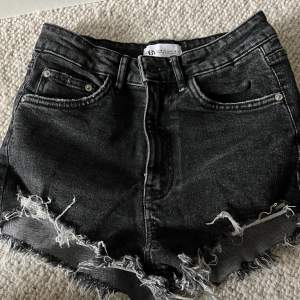 Svart/grå shorts från zara. Jätte stretchiga. Stl 36.