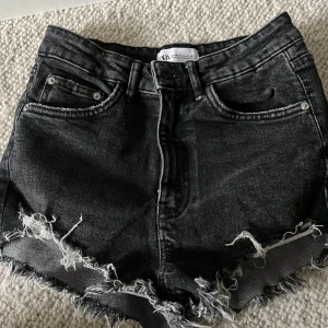 Zara shorts  - Svart/grå shorts från zara. Jätte stretchiga. Stl 36.