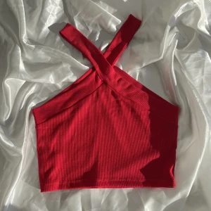 Halterneck topp - Fin röd topp. Perfekt till sommaren. Ett bra basplagg. Nyskick endast använd ett fåtal gånger. Inga defekter. Betalningen via swish❤️