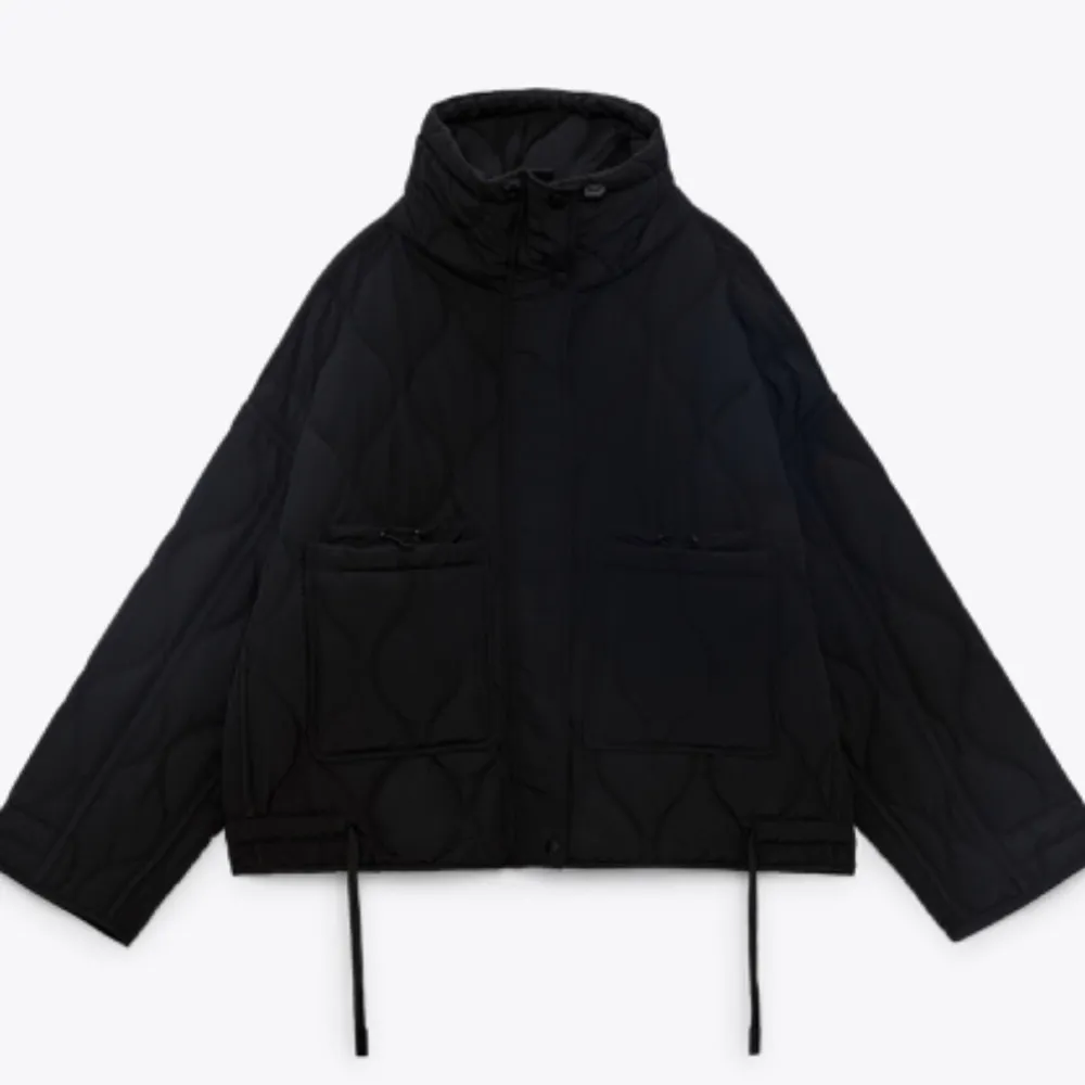 Säljer min svarta Zara jacka i storlek M som är helt slutsåld på hemsidan, dessutom väldigt sparsamt använd💗Priset är ett utgångspris då jag vill se hur stort intresset är💖💖💖. Jackor.