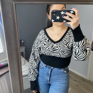 Zebra tröja - Stickad zebra tröja som är sjukt fin🌷🌷💖