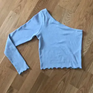 Ljusblå one shoulder tröja från Gina Tricot 💙storlek xs  Lite nopprig men annars bra sick