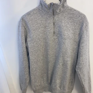 Ziptröja - Underbar tröja med zip! Storlek XS men köpt på herravdelning så passar S!🌟