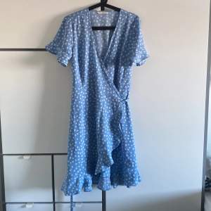 Blå sommar klänning från Only. Nyskick. Använt enstaka gång. Säljer eftersom den är för liten💗