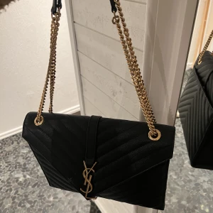 YSL väska - Lägger upp annons på nytt, Rymlig ysl väska i svart med guld. Användt skick. 