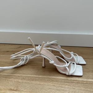 Knyt klackar - Säljer mina vita klackar med snören. Använda Max två utgångar! Storlek 37, från pretty little thing.🤍