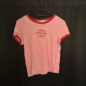 Croptop - Fin croptop ifrån Monki, knappt använd!   Finns pälsdjur i hemmet 🐈🐕  Skickar varorna dagen efter betalningen är gjord 📮