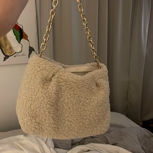 Väska från H&M - Jätte fin  väska. Säljer för 100kr😊 frakt tillkommer 