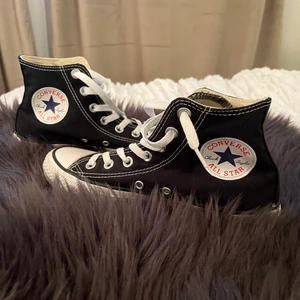 Converse  - Ett par converse som endast används 1 gång ser helt nya ut och är i bra skick! Säljer då dom aldrig kommer till användning💕