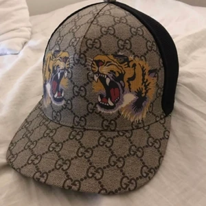 - Gucci tiger keps - - Äkta Gucci keps✨ Bara att fråga för mer bilder😁 