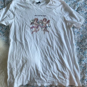 T-shirt med tryck  - Oanvänd t-shirt med tryck. Storlek L. 40kr + frakt som betalas av köparen