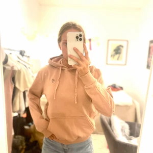 Gullig hoodie  - Hoodie med ett litet hjärta på. Vanlig luva.