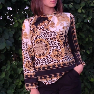 Fin blus - En läcker och klatschig blus som passar till flera tillfällen! Fint mönster!  Storlek S Inköpspris: 400kr