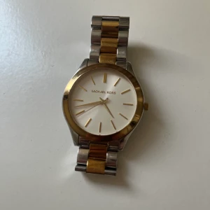 Michael kors klocka - Michael kors klocka i väldigt bra skick. Köpt för 2200kr för ett par år sen.  