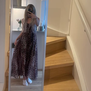 Långklänning  - Jättefin långklänning köpt i marbella i en lokal butik så den är unik. Använd endast 2 ggr utomlands. I helt nyskick och i one size. 