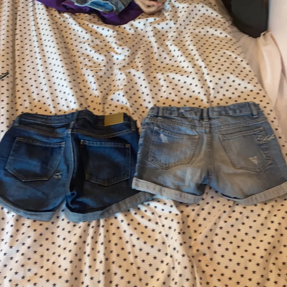 två jätte fina shorts som är nästan helt nya. dom till höger är Detroit och dom till vänster är hm demin. Säljer båda för 200kr och 1 par för 100. Shorts.
