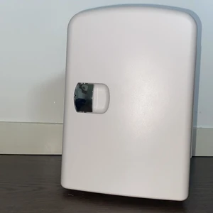 Minikyl - En jättefin vit mini kyl superbra skick knappt använd. Man kan ha den på både kallt och varmt eller utan temperatur. Det finns en hylla som är nedtagbar i kylen (syns på andra bilden) sladd medföljer såklart! Skriv om ni har några frågor! Kan fraktas💗