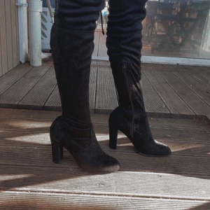 Over knees st 38 - Säljer mina over knees då dom är för små, dom är använda bara en gång. Storlek 38, Nypris för 500kr