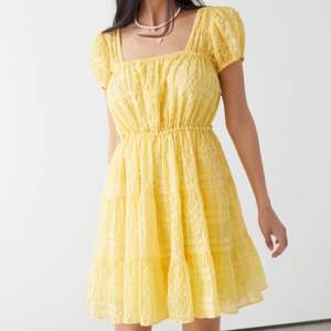 Säljer den här gula klänningen från other stories. Den passar perfekt till midsommar. Sitter bra på och är inte genomskinlig. 